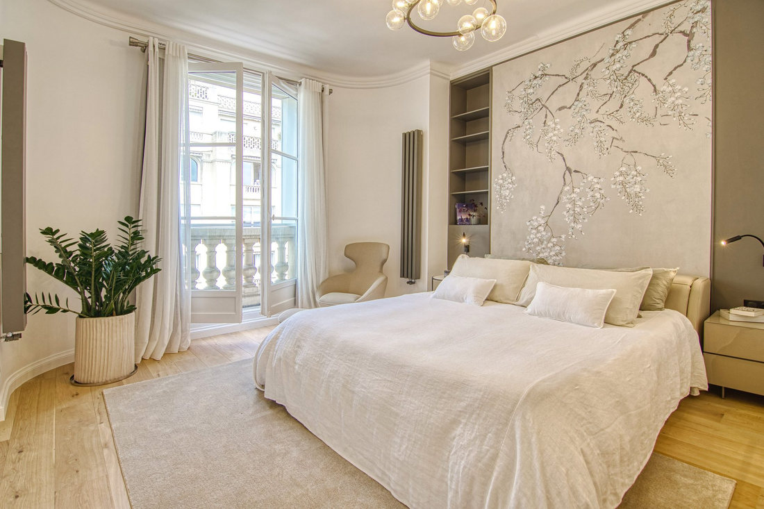 Chambre principale, tête de lit en relief et accès au balcon