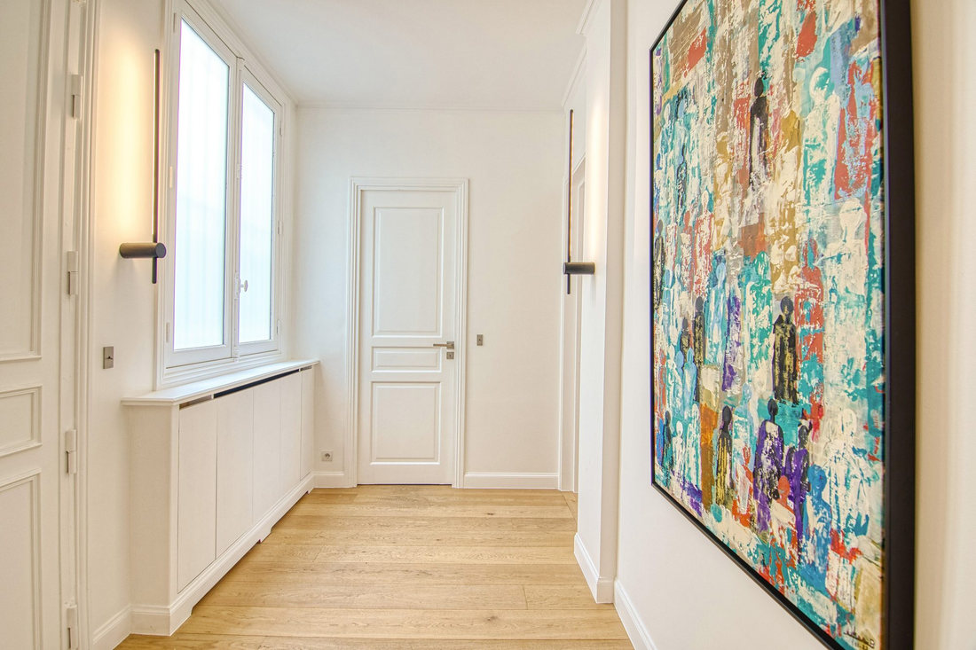 Couloir de distribution ponctué d’une grande œuvre colorée