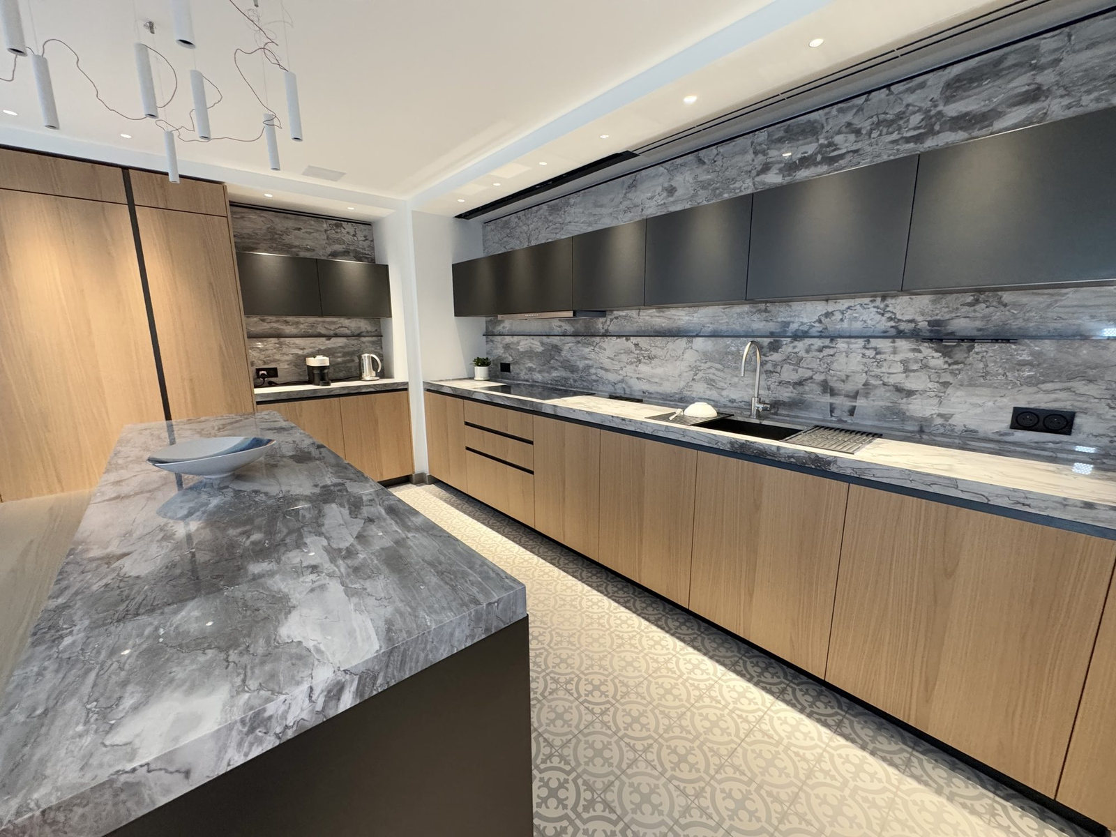 Cuisine du duplex Maubourg avec plan de travail et crédence en pierre