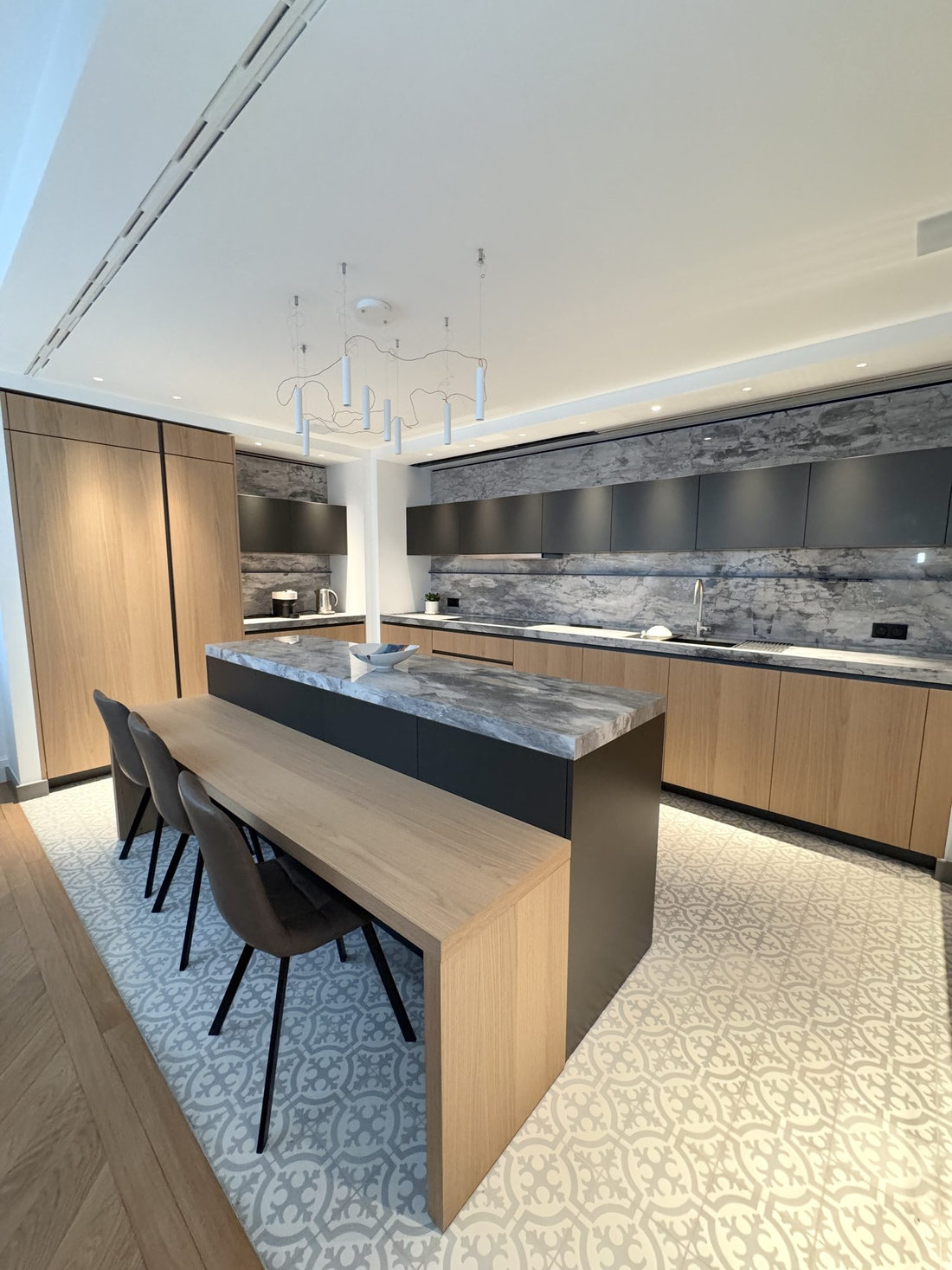 Cuisine du duplex Maubourg avec îlot central et façades en bois