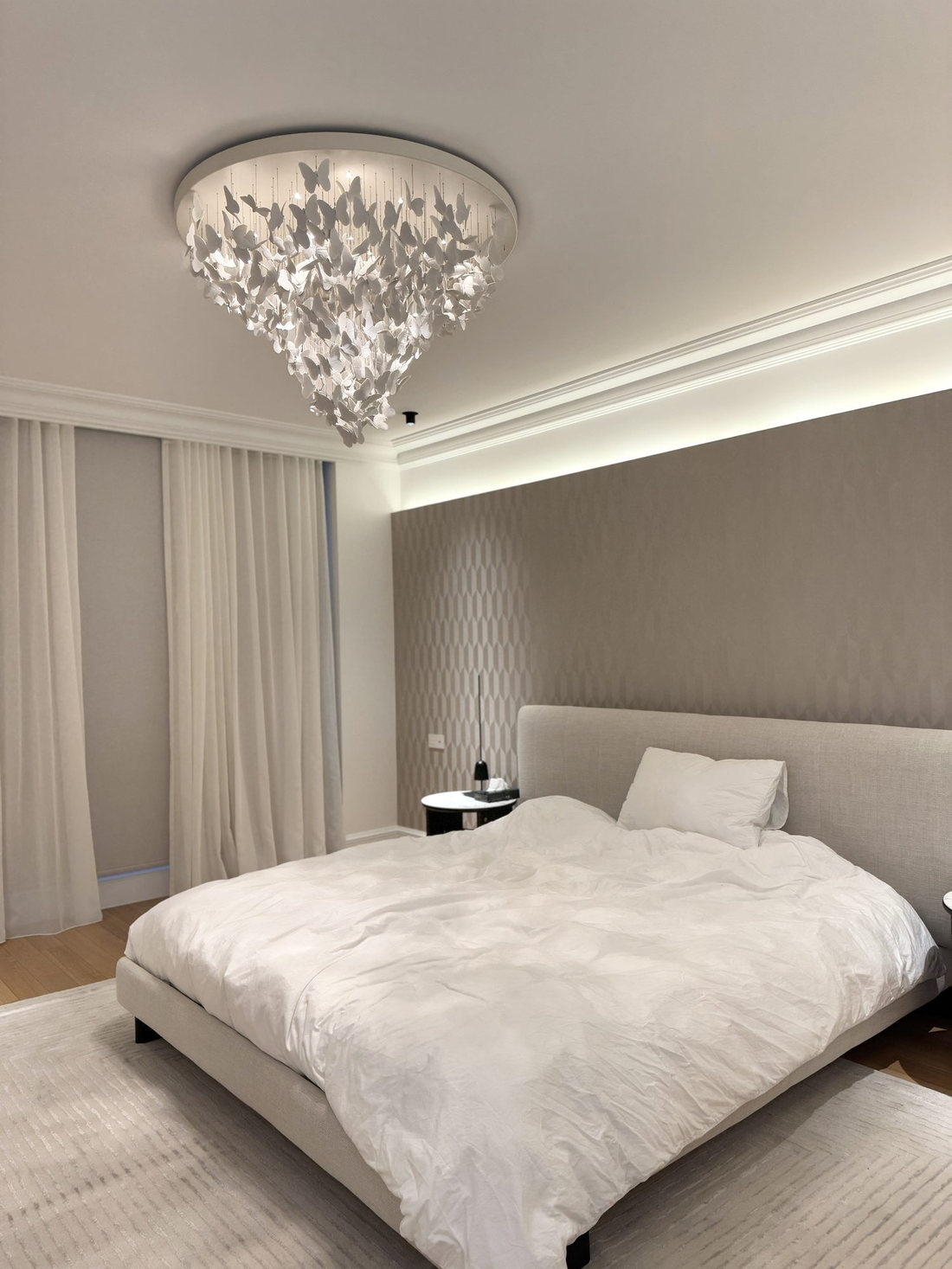 Chambre du duplex Maubourg et son plafonnier sculptural