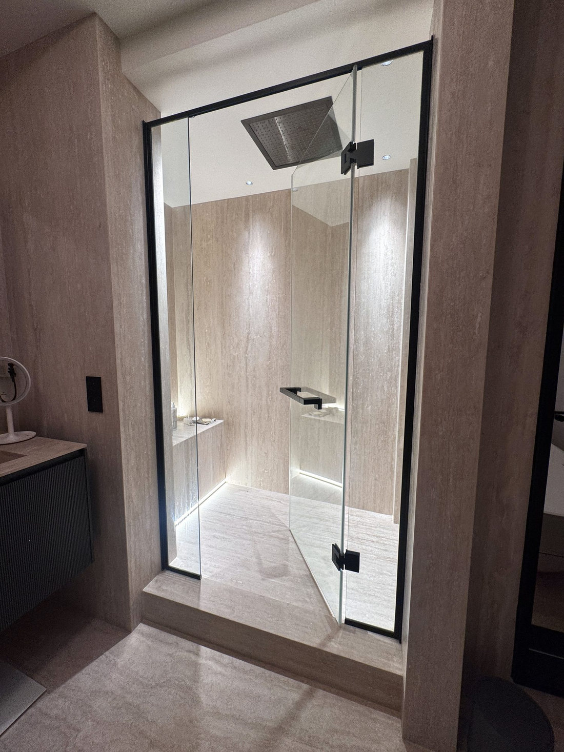 Douche vitrée de la salle de bains du duplex Maubourg