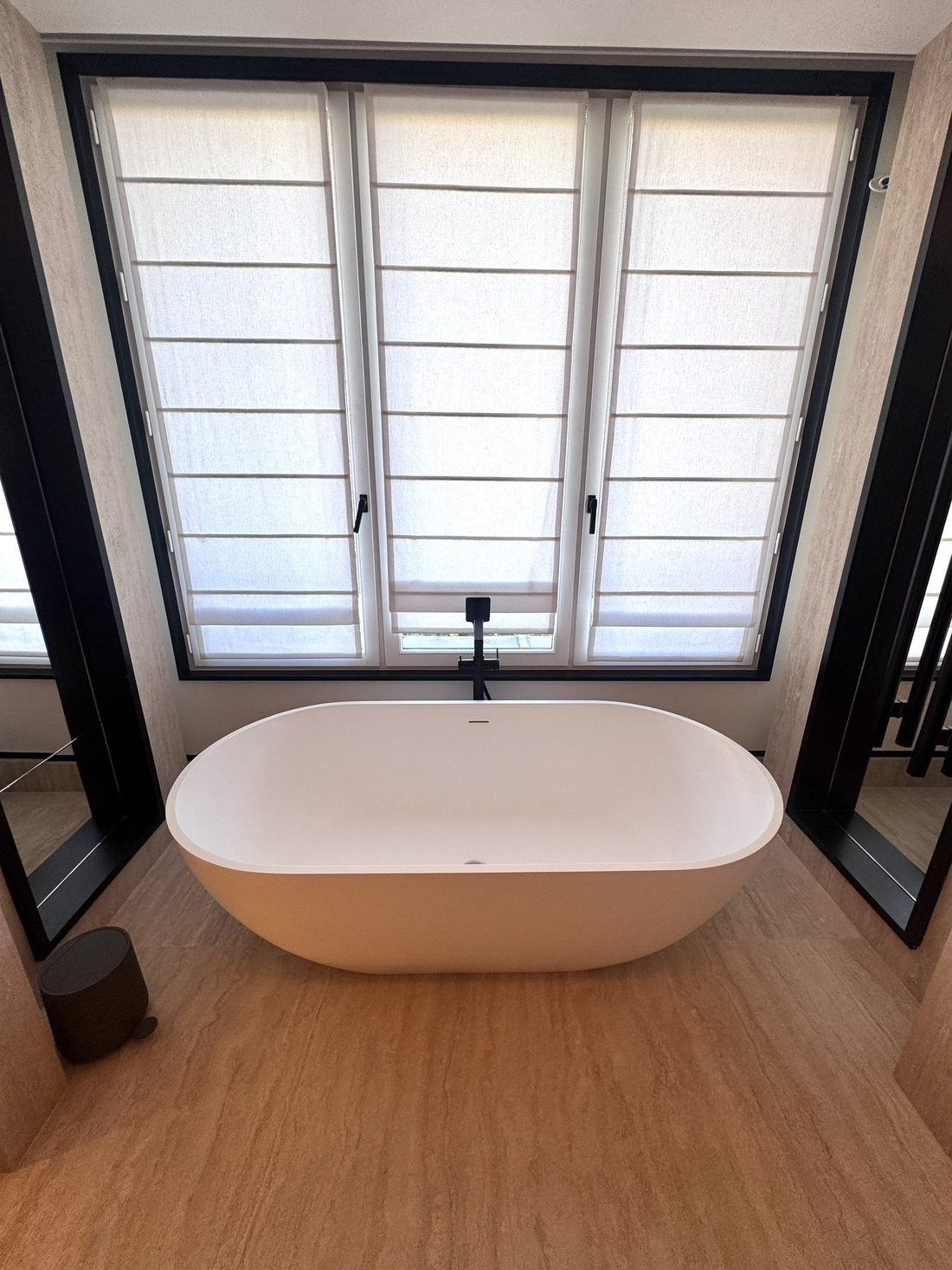 Baignoire îlot de la salle de bains du duplex Maubourg