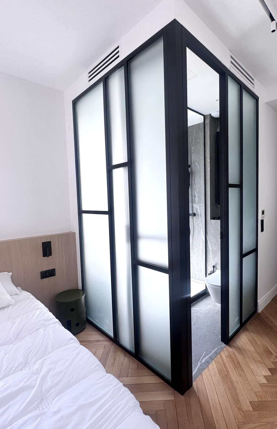 Salle de bains vitrée du projet Périer, duplex à Paris 16e