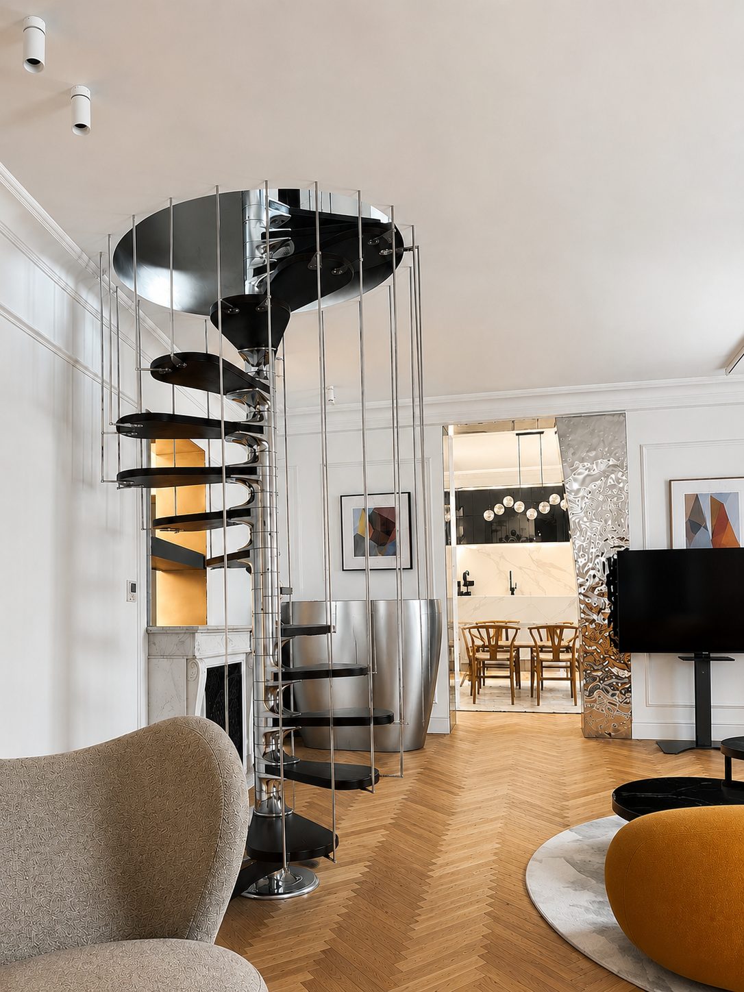 Escalier hélicoïdal en métal reliant les deux niveaux du duplex Périer