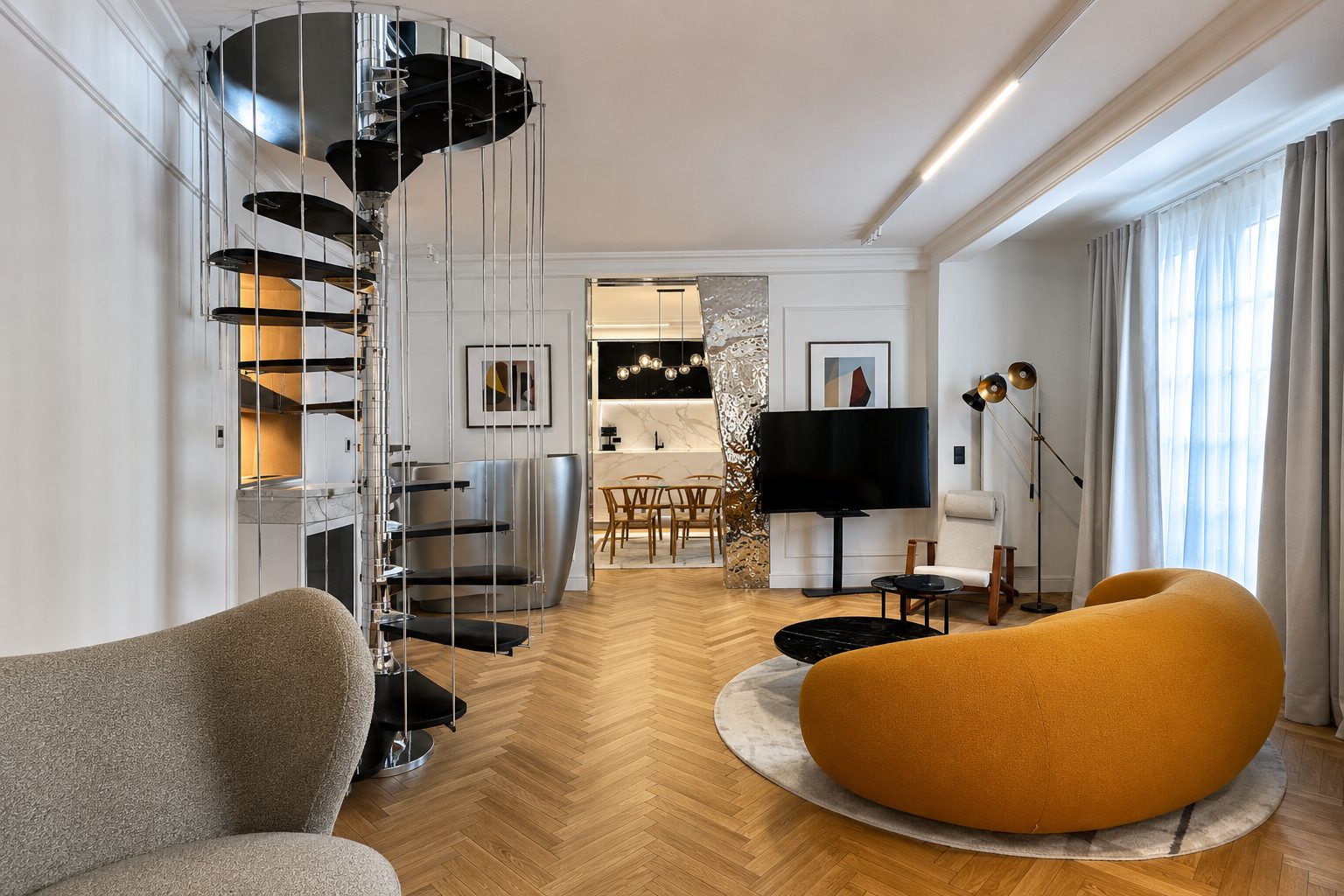 Séjour du duplex Périer : escalier hélicoïdal, canapé jaune et perspective vers la salle à manger
