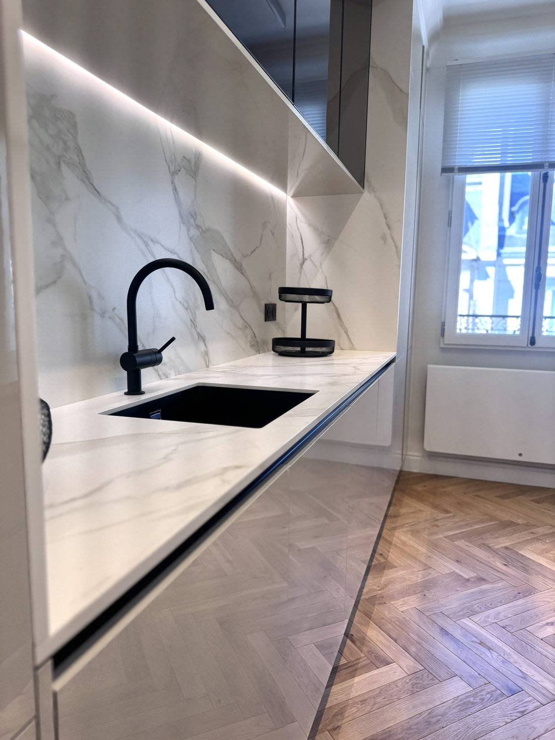 Détail de la cuisine du duplex Périer : robinetterie noire et plan de travail en pierre