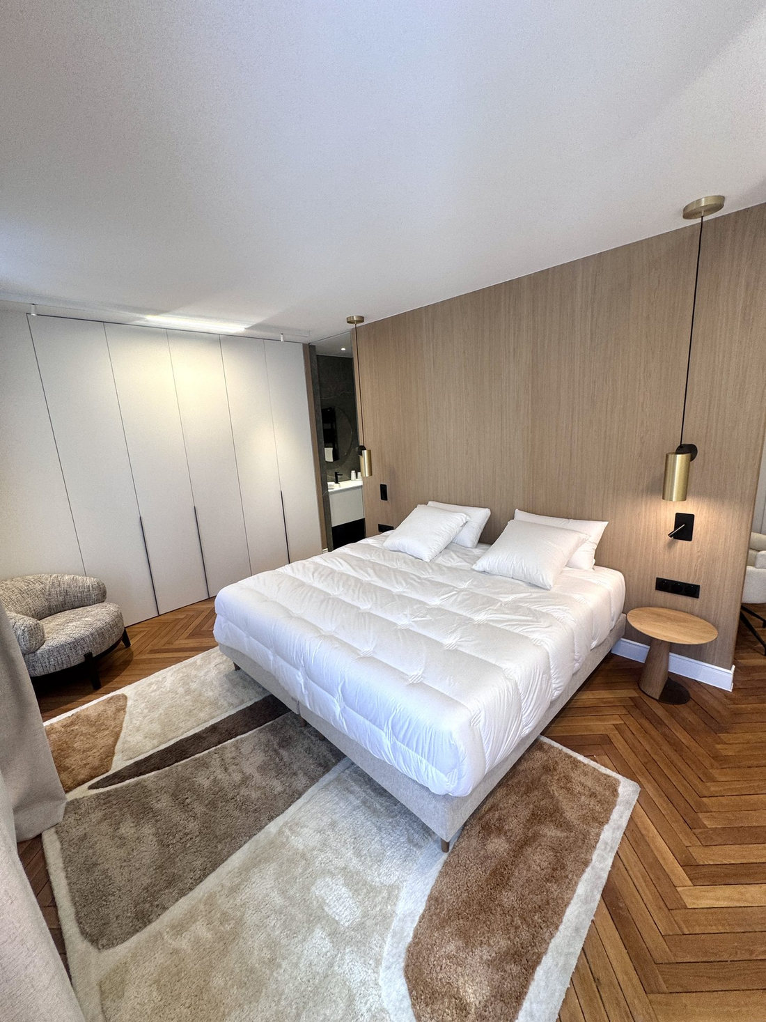 Chambre principale du duplex Périer, placards toute hauteur et suspensions en laiton