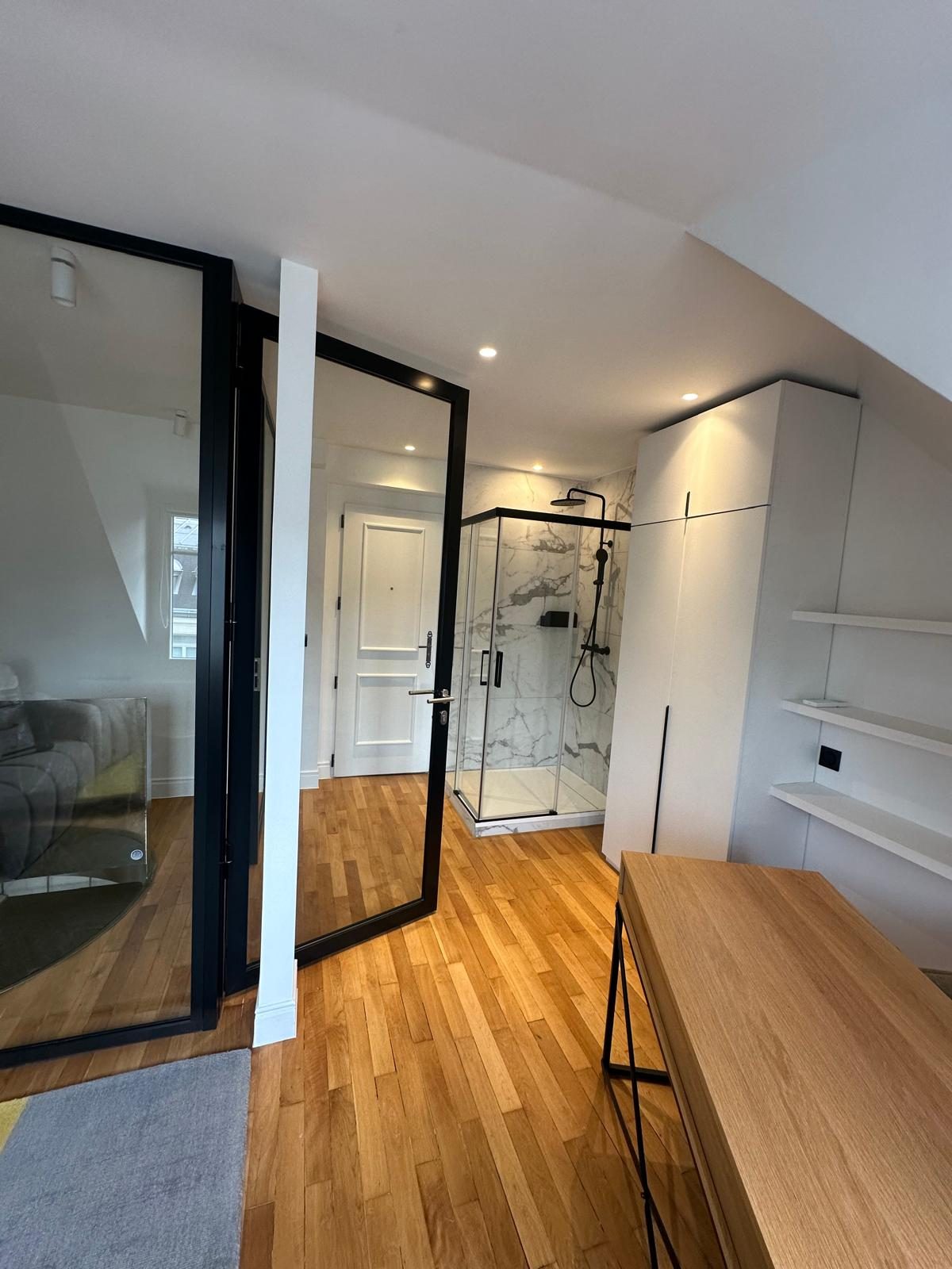 Autre vue de l’espace sous pente du duplex Périer, bureau et douche en arrière-plan